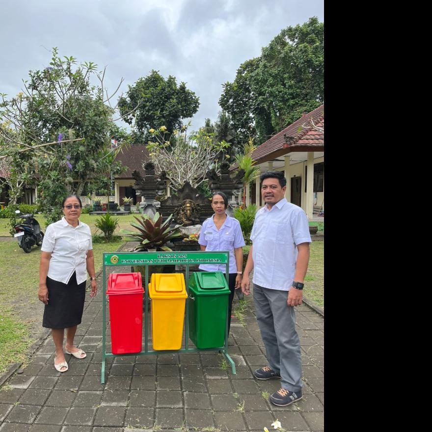 PENYERAHAN BANTUAN TEMPAT SAMPAH UNTUK SEKOLAH SD DALAMN RANGKA MENDUKUNG KEGIATAN PHBS